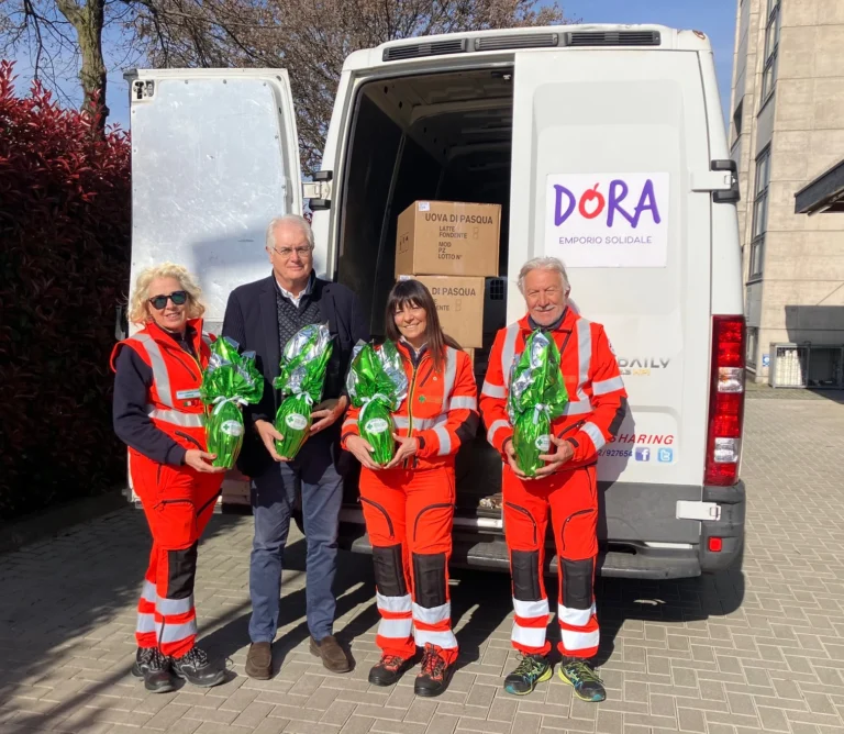 Volontari di Croce Verde consegnano 50 uova di Pasqua a Dora – Emporio Solidale a Reggio Emilia