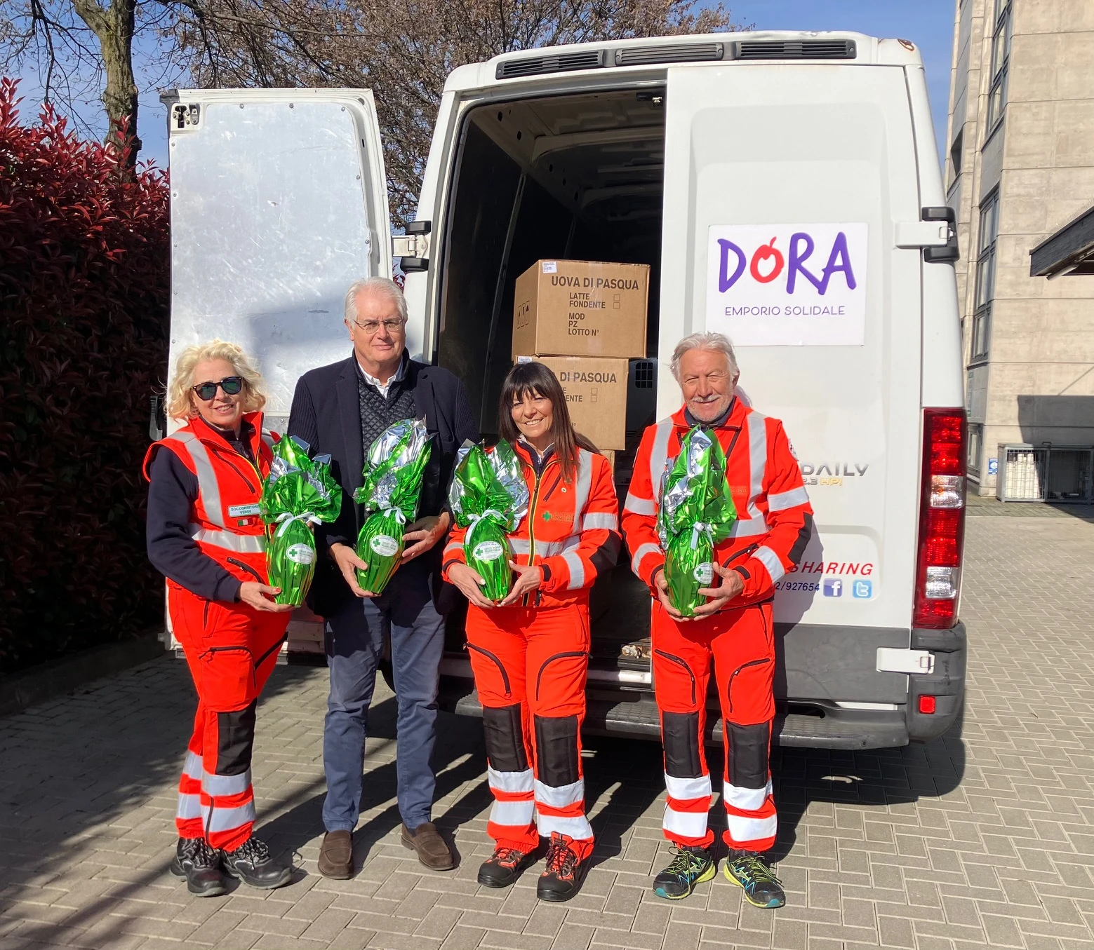 Croce Verde dona 50 uova di Pasqua a Dora – Emporio Solidale Volontari di Croce Verde consegnano 50 uova di Pasqua a Dora – Emporio Solidale a Reggio Emilia