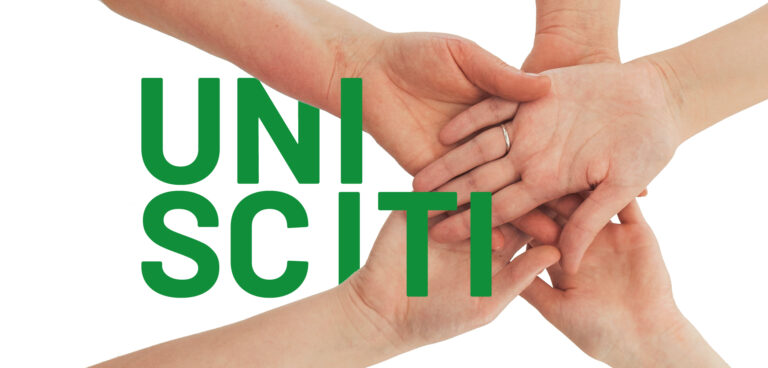 unione di quattro mani che si sovrappongono con scritta sovraimpressa 'unisciti'