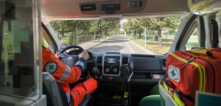 Autista soccorritore Croce Verde alla guida di un'ambulanza